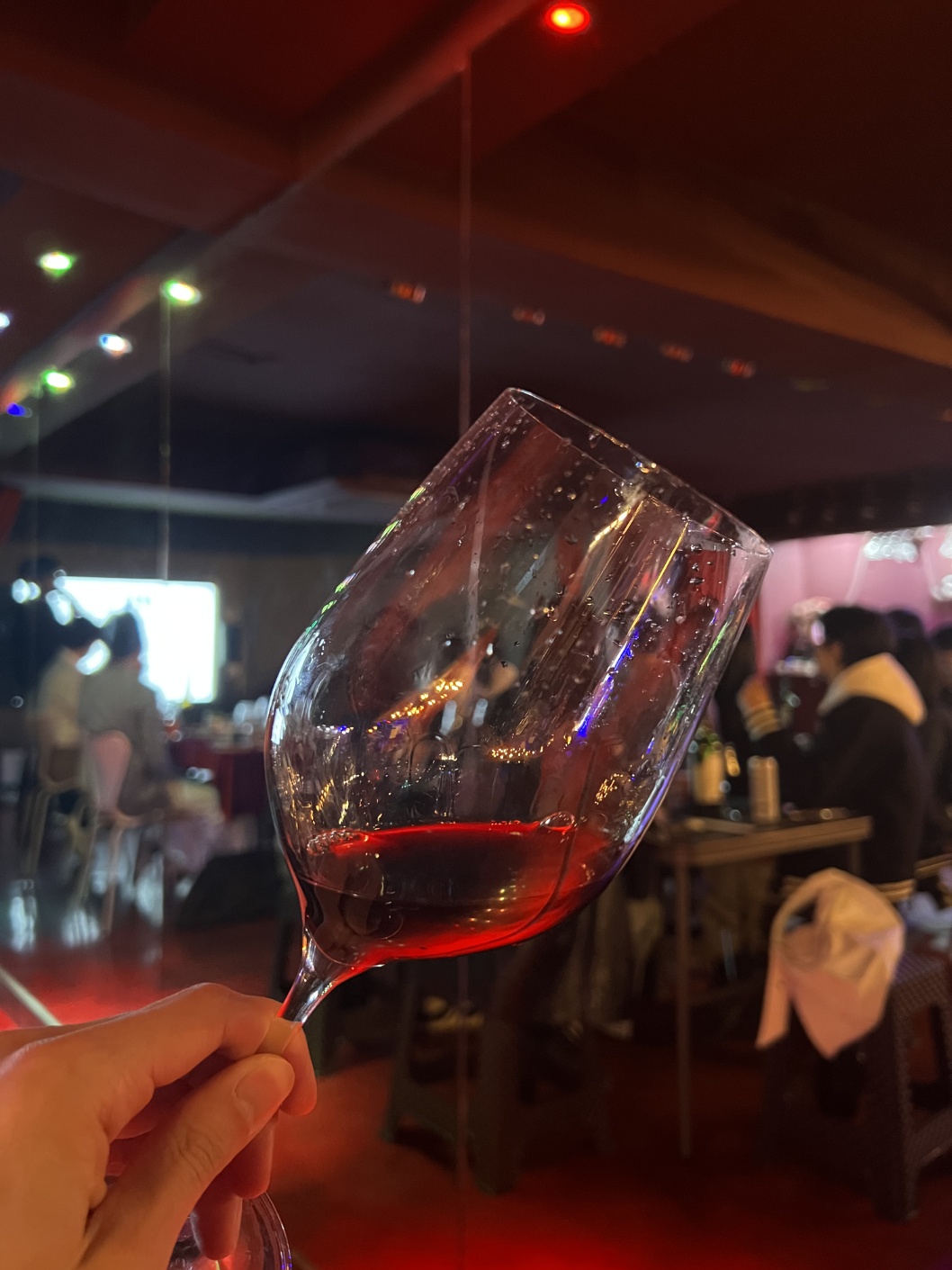 OT와 MT — 새 기수가 함께 잔을 들어 건배하는 모습